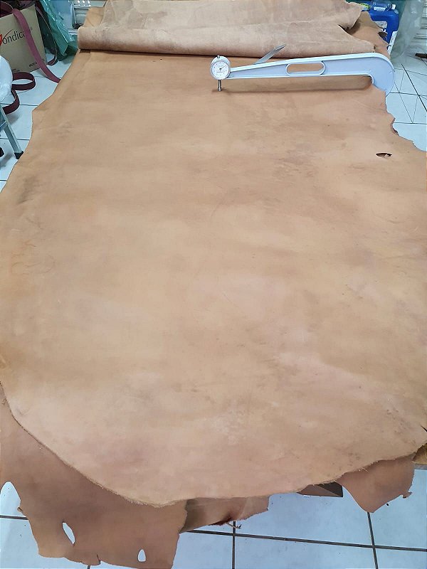 COURO VAQUETA LATEGO MEL 1,5MM 1,98MT QUADRADO MEIA BANDA