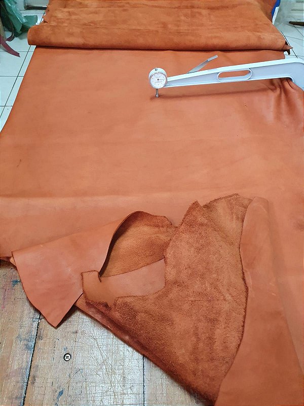 COURO VAQUETA ABUFALADA FERRUGEM 2,16MT QUADRADO MEIA BANDA