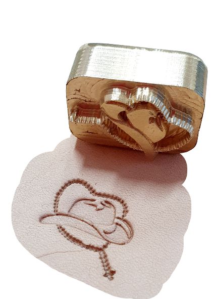 PINO LATÃO P196 chapeu com rosario 3cm