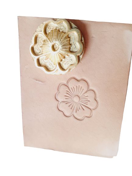 PINO LATÃO Gravação couro Flor 3  5CM