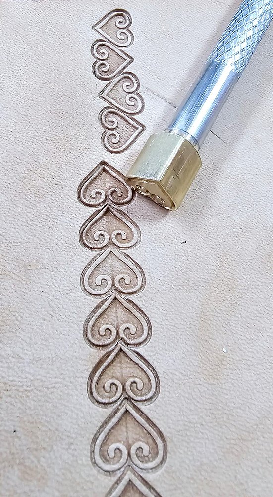 PINO LATÃO  P304 Coração