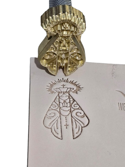 PINO DE LATÃO P187 Nossa Senhora Iluminada 3 cm altura