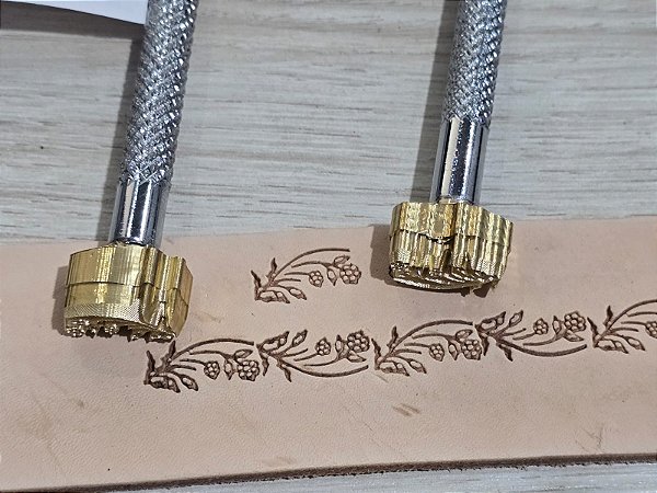 PINO LATÃO  Par Ramos Florais P438 (2,8cm x 1,5cm)