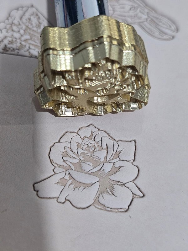 PINO DE LATÃO Rosa Desabrochando P140 3cm por 3cm