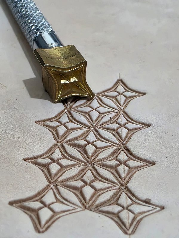 PINO LATÃO P407 - 1,6cm x 1,2cm losango