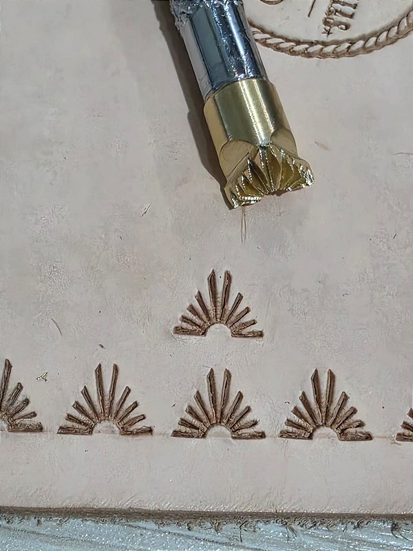 PINO DE LATÃO P440 - 1cm x 0,8cm TRIANGULO