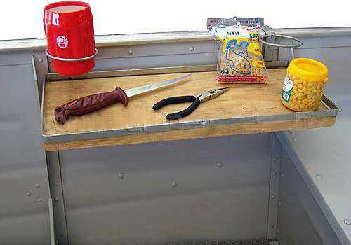 Mesa com suporte para barco