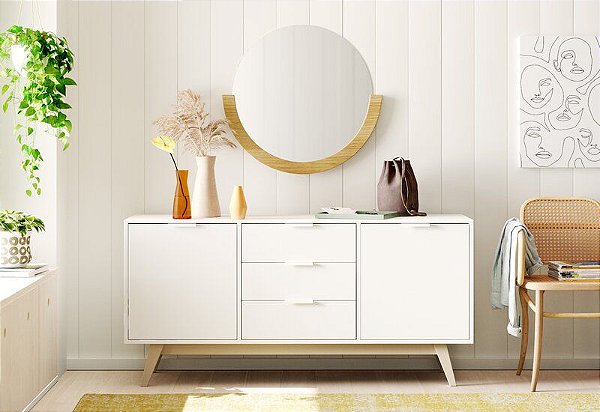 Buffet com duas portas  e três gavetas, possui prateleira interna