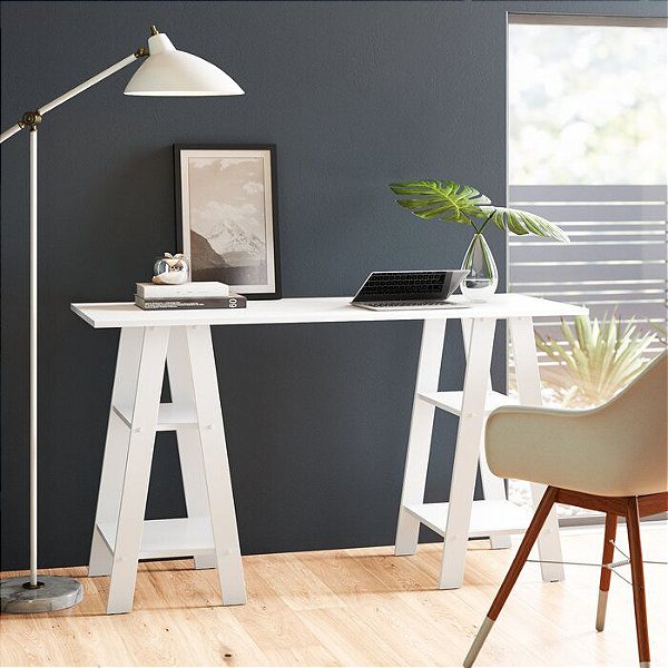 Mesa home office sem gavetas com pés angulares e prateleira.