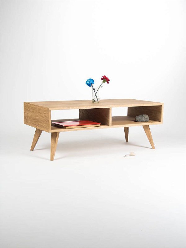 Mesa de centro com pés em madeira