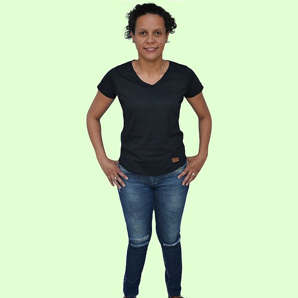 Camiseta de Algodão Lisa Gola V Corte a Fio Preta