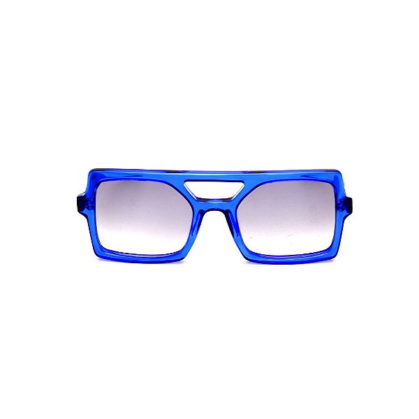 Óculos de Sol Gustavo Eyewear G114 1. Cor: Azul translúcido. Haste preta. Lentes cinza. Modelo masculino.