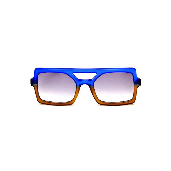 Óculos de Sol Gustavo Eyewear G114 3. Cor: Azul e caramelo translúcido fosco. Haste animal print. Lentes cinza. Modelo masculino.