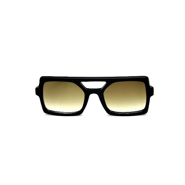 Óculos de Sol Gustavo Eyewear G114 10. Cor: Preto. Haste preta. Lentes cinza. Modelo masculino.