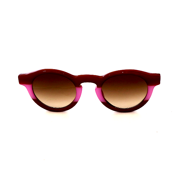Óculos de Sol Gustavo Eyewear G29 3 nas cores marrom e rosa, com as hastes pretas e lentes marrom degradê. Origem