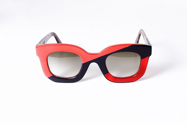 Óculos de Sol Gustavo Eyewear G31 3 nas cores vermelha e preta, com as hastes animal print e lentes cinza.