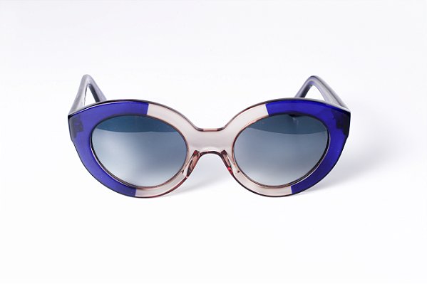 Óculos de Sol Gustavo Eyewear G25 1 nas cores azul e fumê, hastes azuis e lentes cinza.