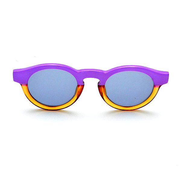 Óculos de Sol Gustavo Eyewear G29 5 nas cores violeta e caramelo. Hastes violeta e lentes cinza degradê.