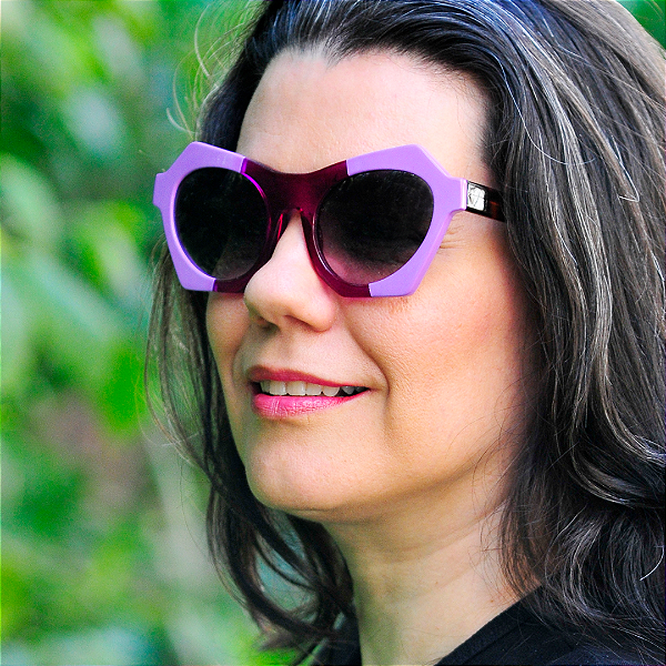 Óculos de Sol Gustavo Eyewear G138 3 Lilás e violeta. Hastes Animal Print e lentes cinza.