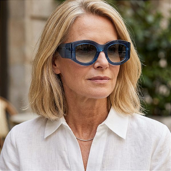 G178 — Azul | Acetato italiano Mazzucchelli, Oversized com geometria escultórica única, fabricado à mão no Brasil. Novidades.