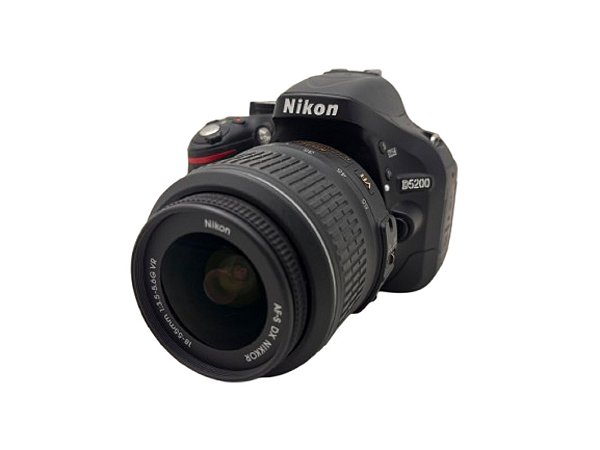 Câmera Nikon D5200 com Lente AF-S 18-55mm G DX VR e Grip Meike Seminova