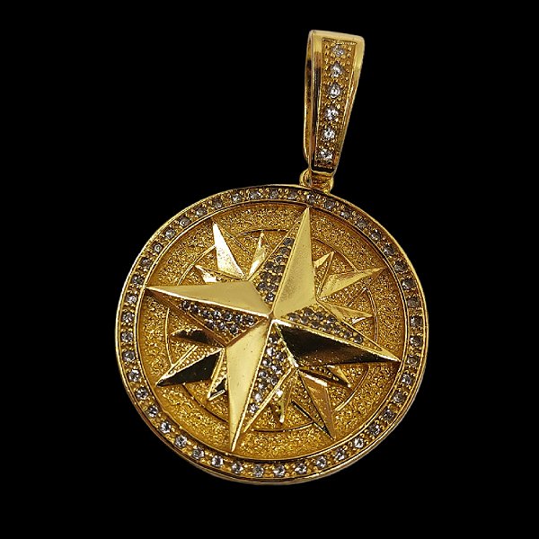 Pingente Medalha Rosa dos Ventos Cravejado Banhada a Ouro 18K