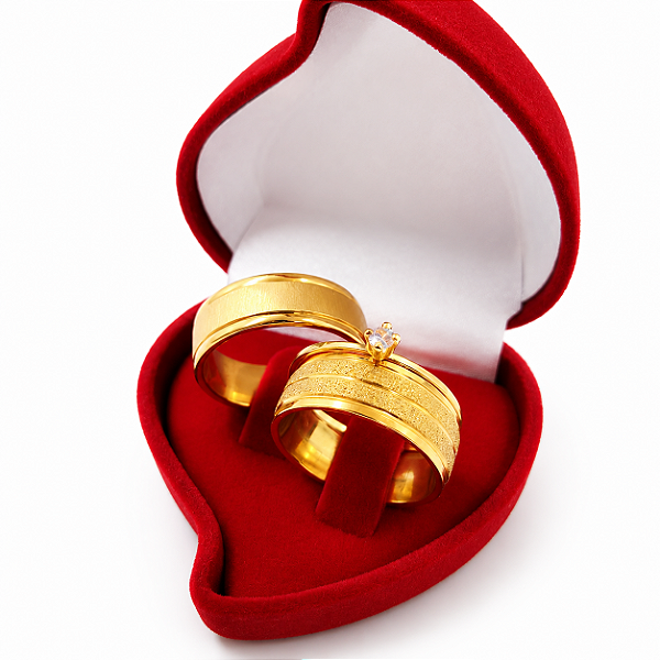 Par de Alianças 8mm Diamantadas com Friso Banhado a Ouro 18K + Anel Solitário