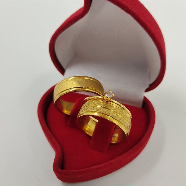 Par de Alianças 8mm Diamantadas com Friso Banhado a Ouro 18K + Anel Solitário