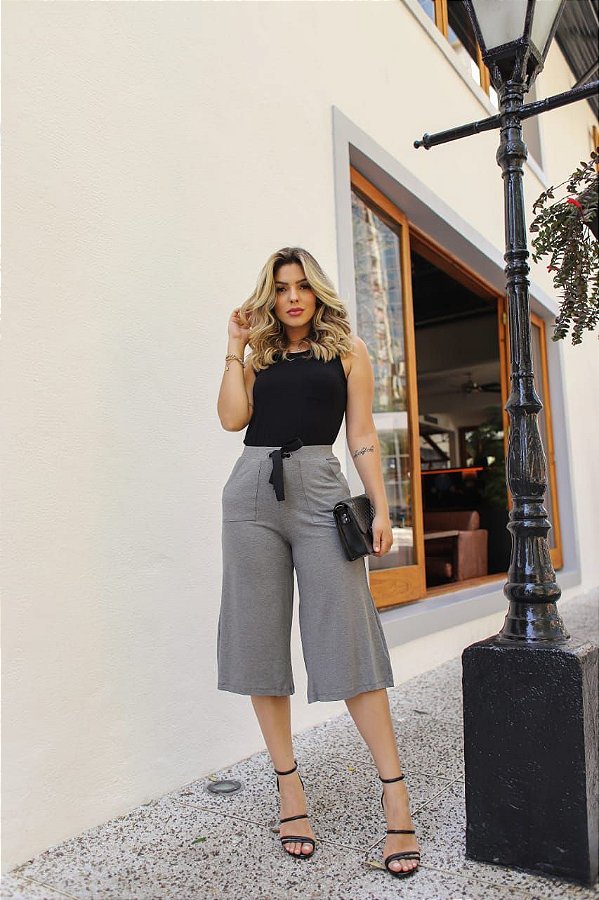 calça pantacourt cinza