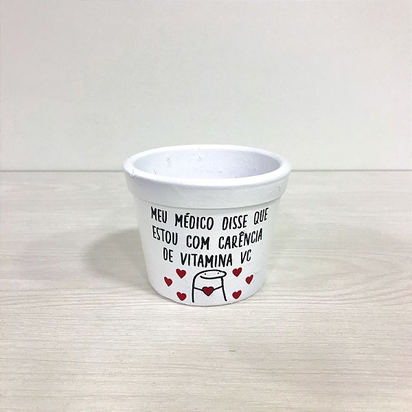 CACHEPOT “MEU MÉDICO DISSE QUE ESTOU COM CARÊNCIA DE VITAMINA VC” BRANCO