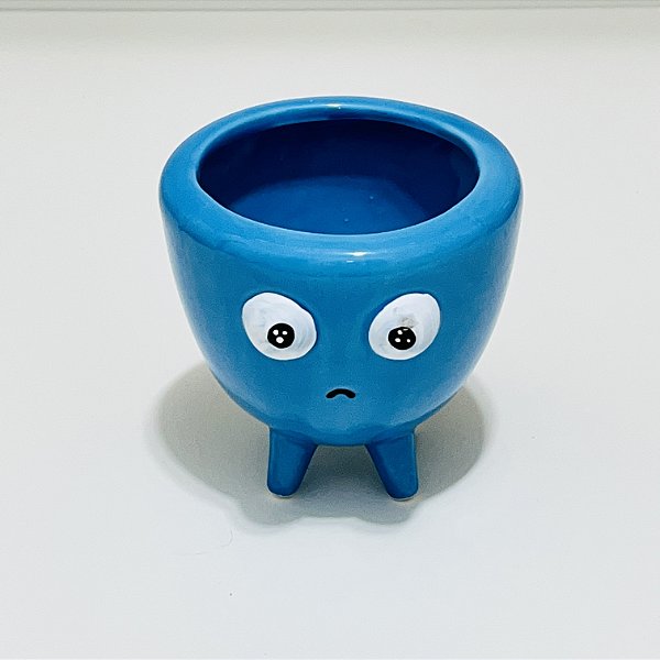 VASO AZUL COM PÉ E CARINHA FOFA