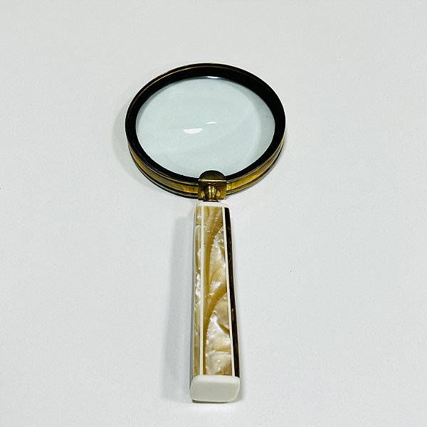 LUPA DE AUMENTO DE METAL DOURADO COM CABO DE RESINA BEGE E M