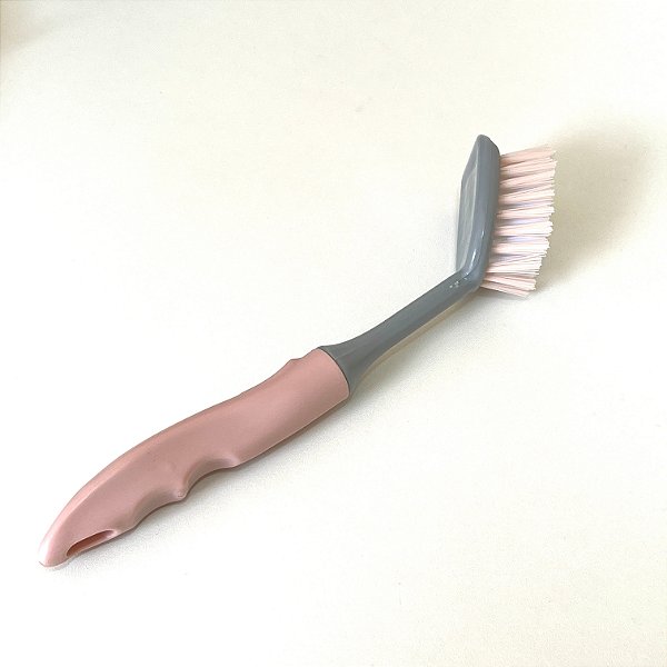 ESCOVA DE LIMPEZA MULTIUSO COM RASPADOR ROSA E CINZA 24 CM