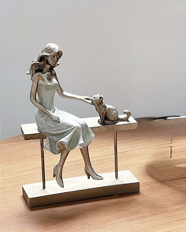 ESTATUETA DECORATIVA MOÇA COM PET