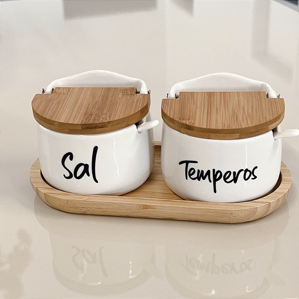 KIT 2 SALEIROS DE PORCELANA E BANDEJA DE BAMBU