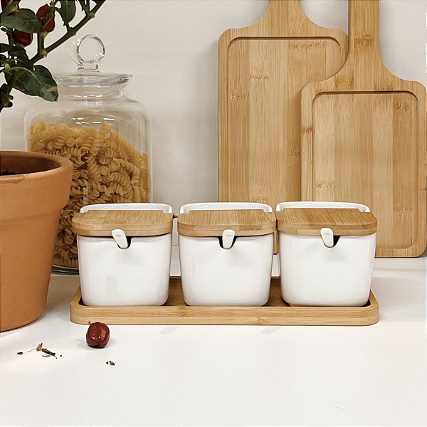 KIT 3 SALEIROS DE PORCELANA COM BANDEJA DE BAMBU