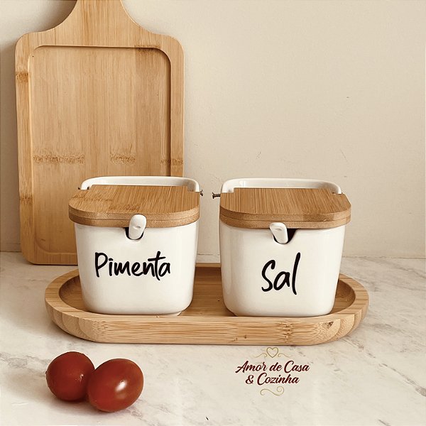 KIT 2 SALEIROS DE PORCELANA COM BANDEJA DE BAMBU