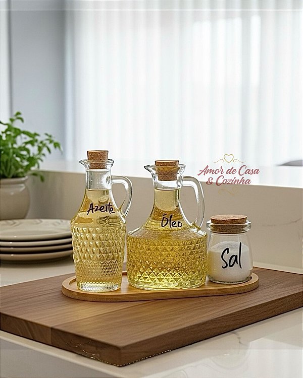 KIT GALHETEIRO DE VIDRO TRABALHADO COM BANDEJA DE BAMBU
