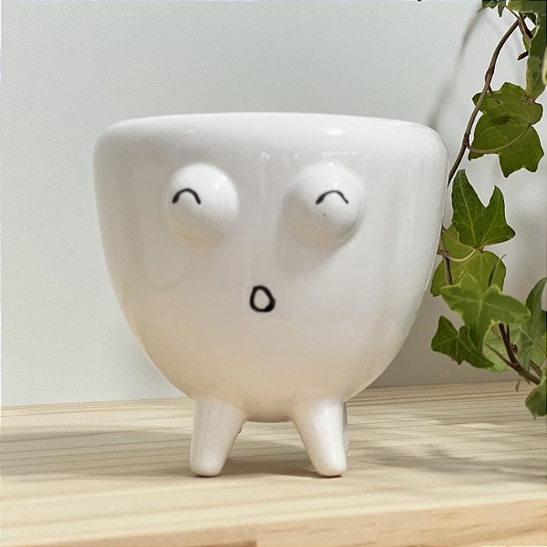 VASO BRANCO COM PÉ E CARINHA FOFA