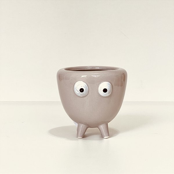 VASO CINZA COM PÉ E CARINHA FOFA