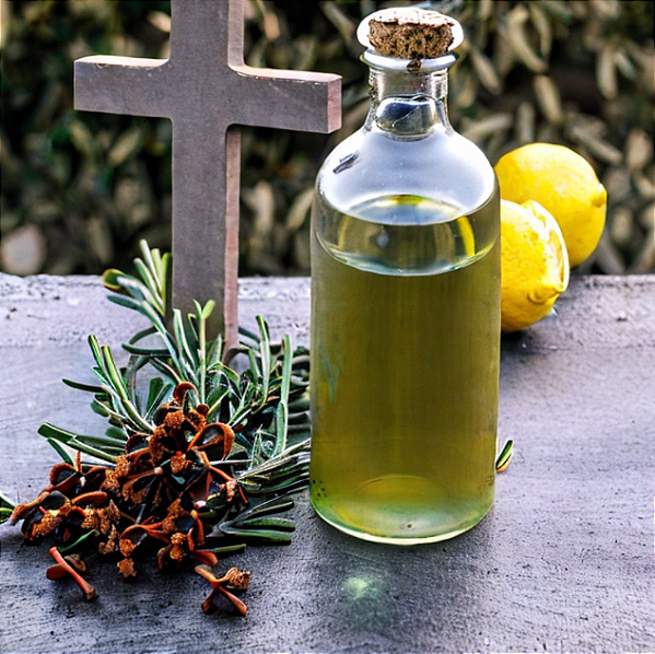 Óleo do Bom Samaritano - 10 ml O óleo do Bom Samaritano é um produto natural feito a partir da mistura de óleos essenciais com o óleo de oliva.