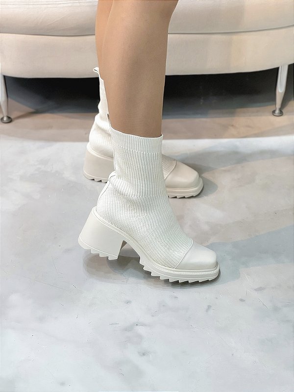 Bota Feminina Melanie em Meia Off-white