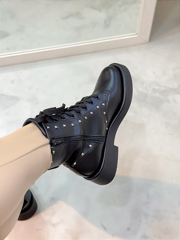 Coturno Feminino Maysa Preto Tachas