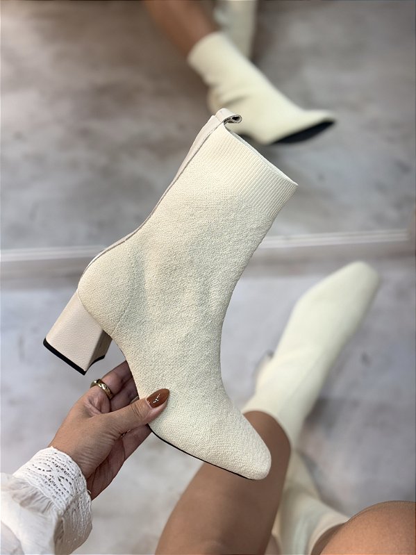 Bota Feminina Brenda Off-White Em Meia tricô