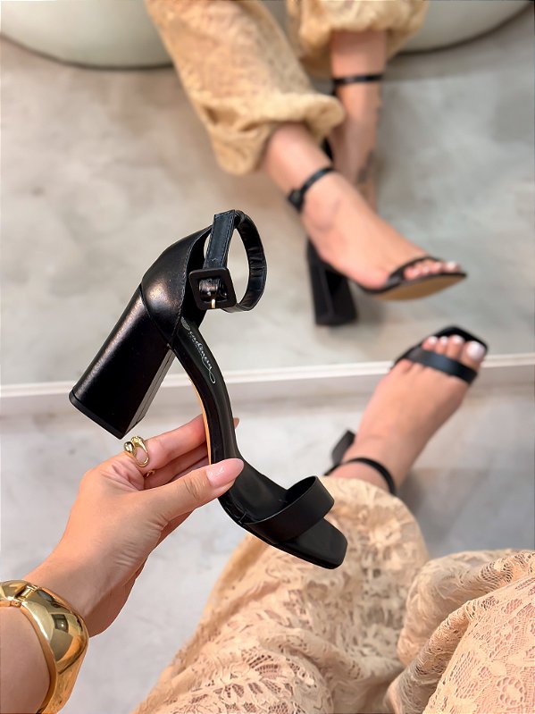 Sandália Feminina Camila Preta em Couro