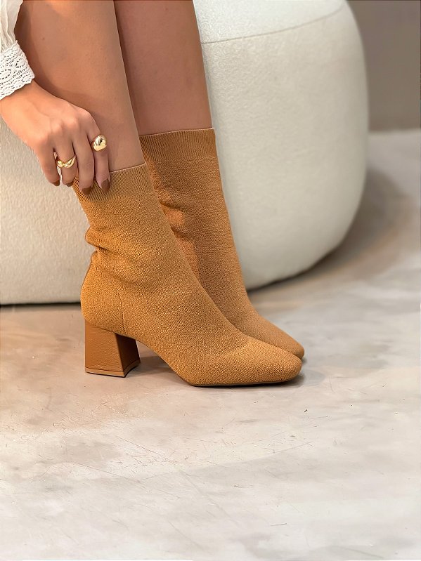 Bota Feminina Brenda Caramelo em Meia Knit