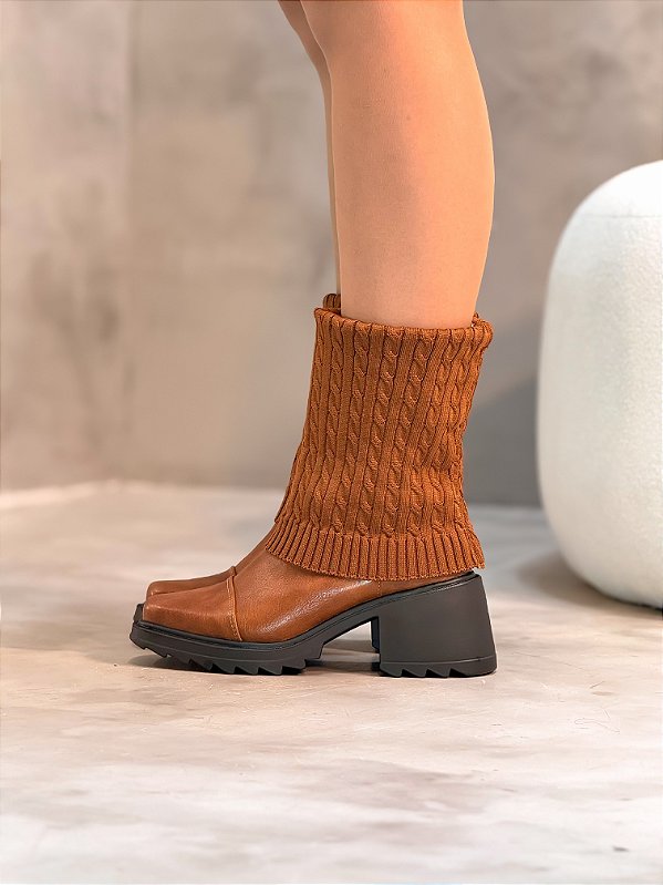 Bota Feminina Paloma Caramelo em meia 2 em 1