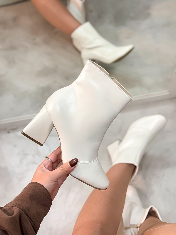 Bota Feminina Dani Off-White Cano curto