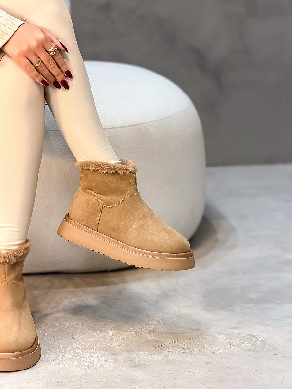 Bota de pelos Ruby Palha em Camurça