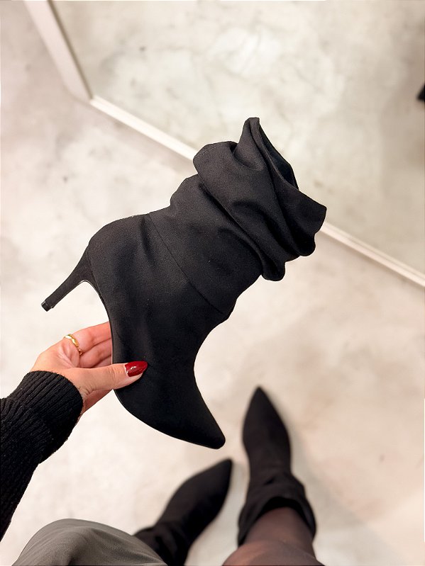 Bota Feminina Ravena Slouch Preta em Camurça